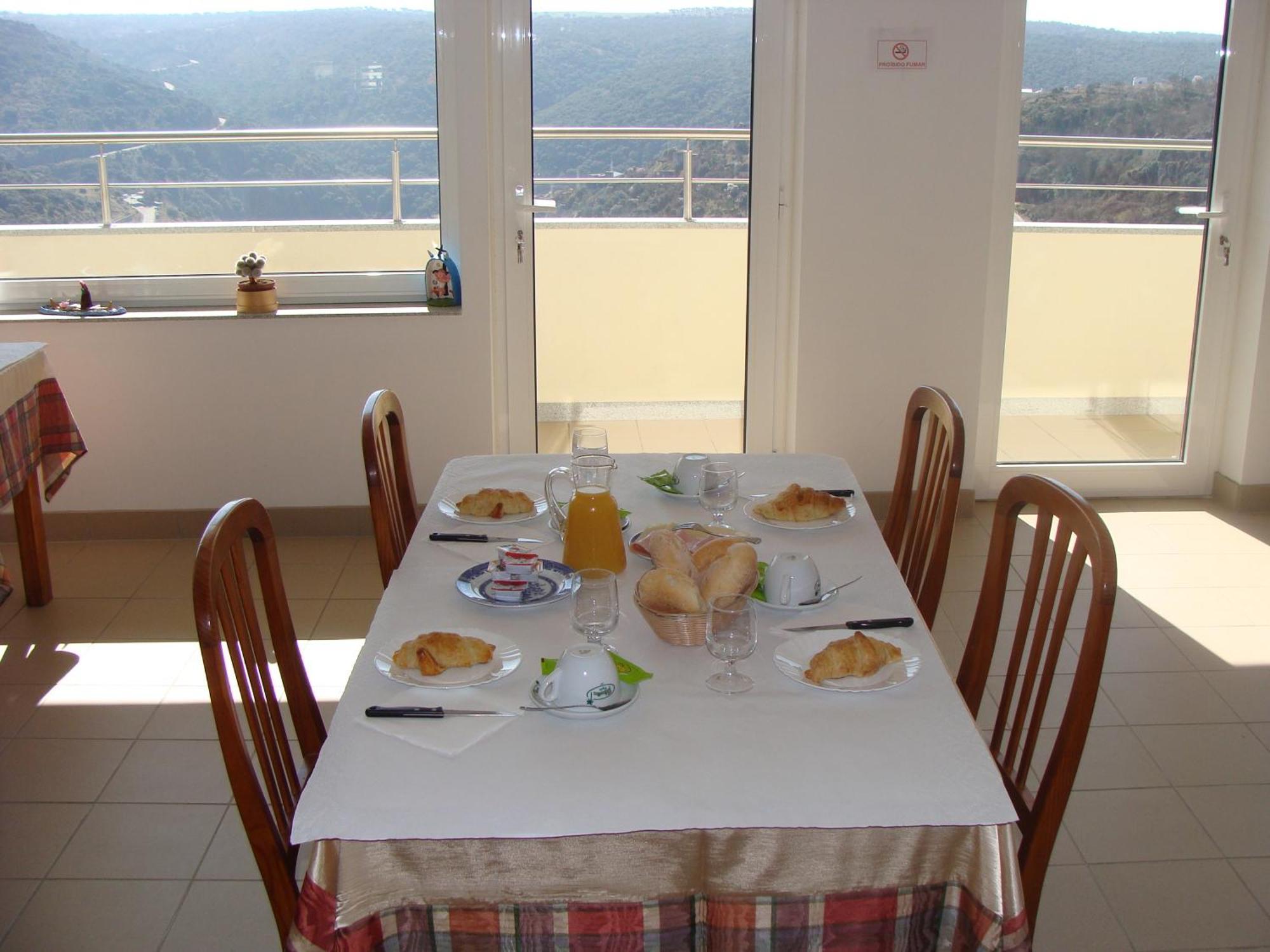 Pensao Vista Bela Hotel Миранда до Дуро Екстериор снимка