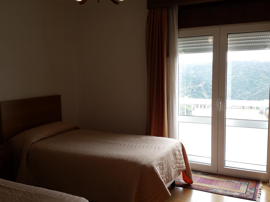Pensao Vista Bela Hotel Миранда до Дуро Екстериор снимка